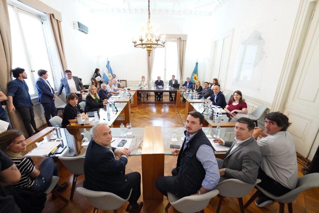 El Presupuesto 2026 y la Ley Fiscal Impositiva de Kicillof obtuvieron dictamen de comisión en Diputados, y se encaminan a su tratamiento en el recinto.