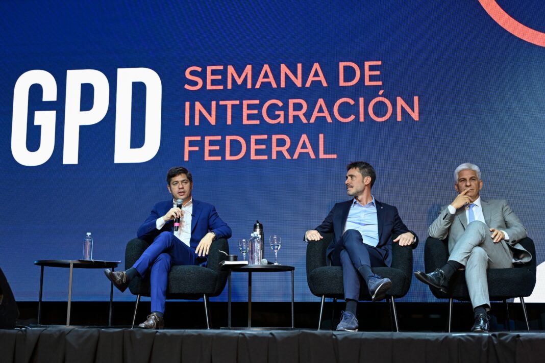 En el marco de una cumbre del CFI junto a mandatarios provinciales no peronistas, el gobernador Axel Kicillof volvió apuntar contra la política económica del Gobierno nacional.