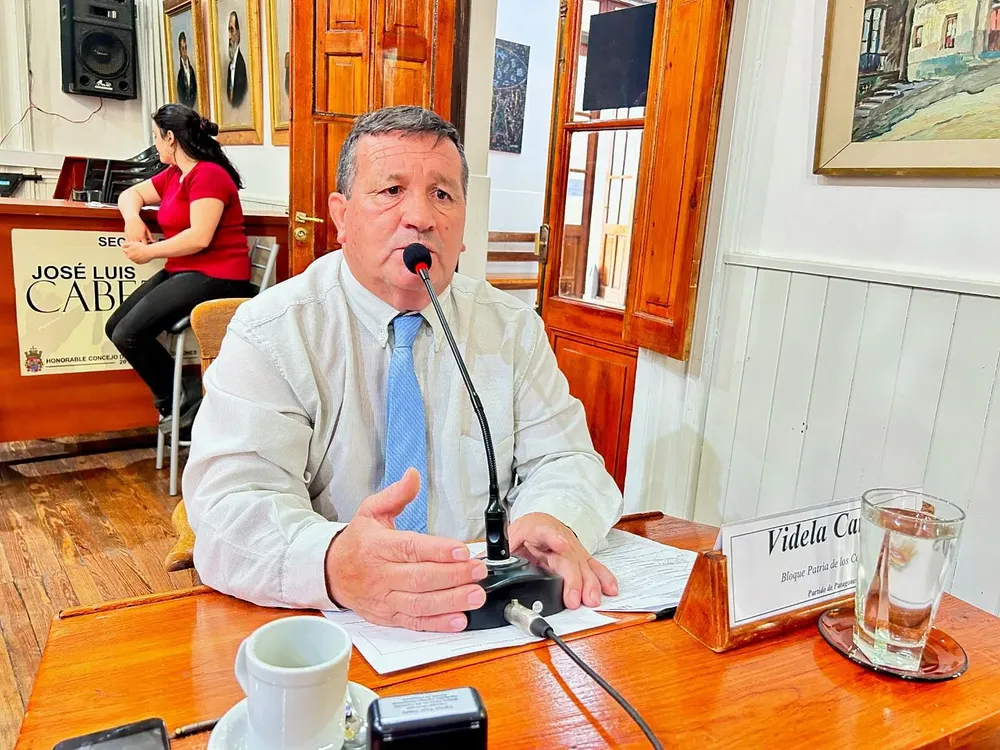 El concejal de Patagones, Carlos Videla, llamó "pelotudo" y "boludo" a un par de su bloque, sin saber que estaba siendo grabado.