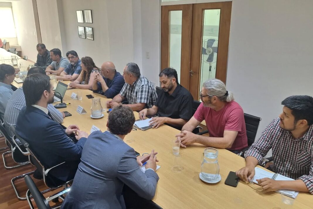 Tras la reunión paritaria, los gremios de docentes y estatales bonaerenses pidieron por la aprobación del Presupuesto 2026 y el endeudamiento.