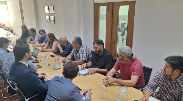 Kicillof ató la paritaria de estatales bonaerenses al pedido de endeudamiento Tras la reunión paritaria, los gremios de docentes y estatales bonaerenses pidieron por la aprobación del Presupuesto 2026 y el endeudamiento.