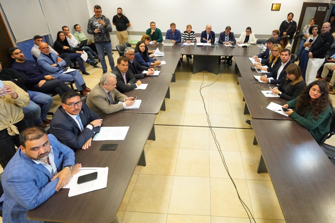 El bloque de legisladores libertarios dialoguistas busca crear una Bicameral de control de deuda, en medio de la negociación por el endeudamiento.