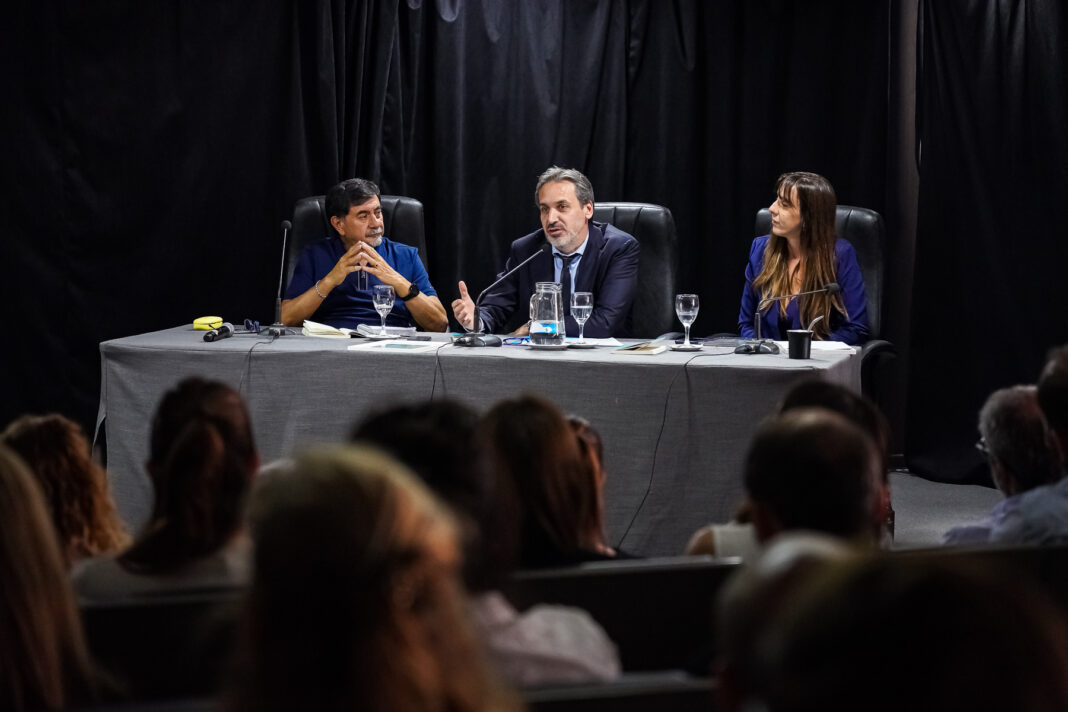 En el marco de la presentación de su libro “Recuperar las Malvinas”, el juez electoral, Ramos Padilla, encabezó una charla de Derechos Humanos en la Legislatura bonaerense.