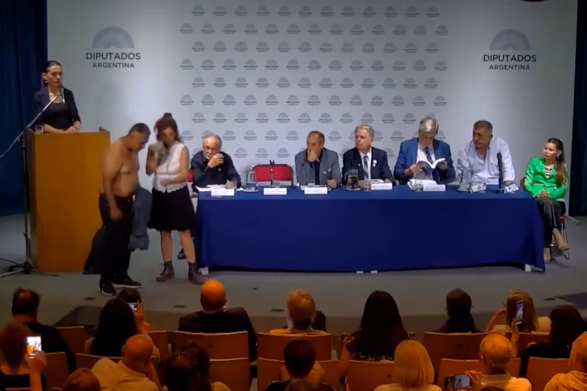 
Así se llevó a cabo el irrisorio encuentro antivacunas en la Cámara de Diputados de la Nación.