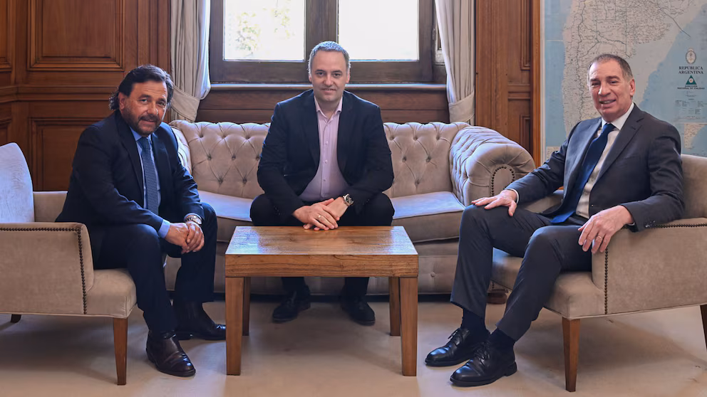 
El gobernador Sáenz, Manuel Adorni y Diego Santilli, en Casa Rosada.
