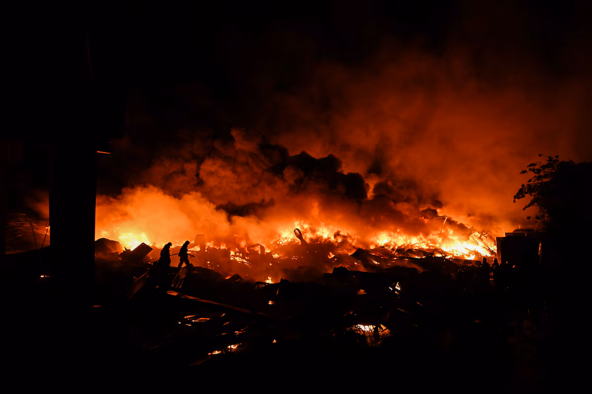 Tras la explosión en el parque industrial de Ezeiza, el intendente Gastón Granados confirmó este sábado que no hay heridos de gravedad y el fuego está controlado.