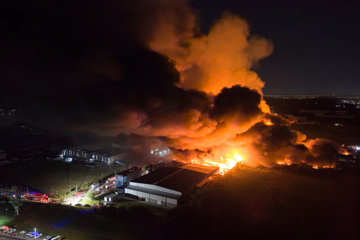 Por la cercanía con la autopista, la explosión en el parque industrial de Ezeiza obligó a las autoridades a cortar el paso de la ruta.