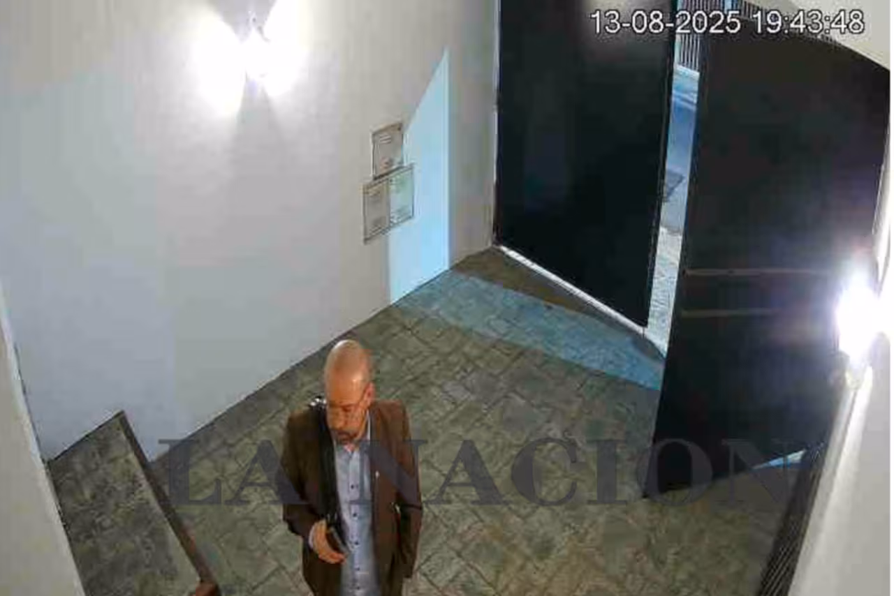 En la causa judicial, aparece la imagen de Spagnuolo saliendo de la casa de un operador de los laboratorios.
