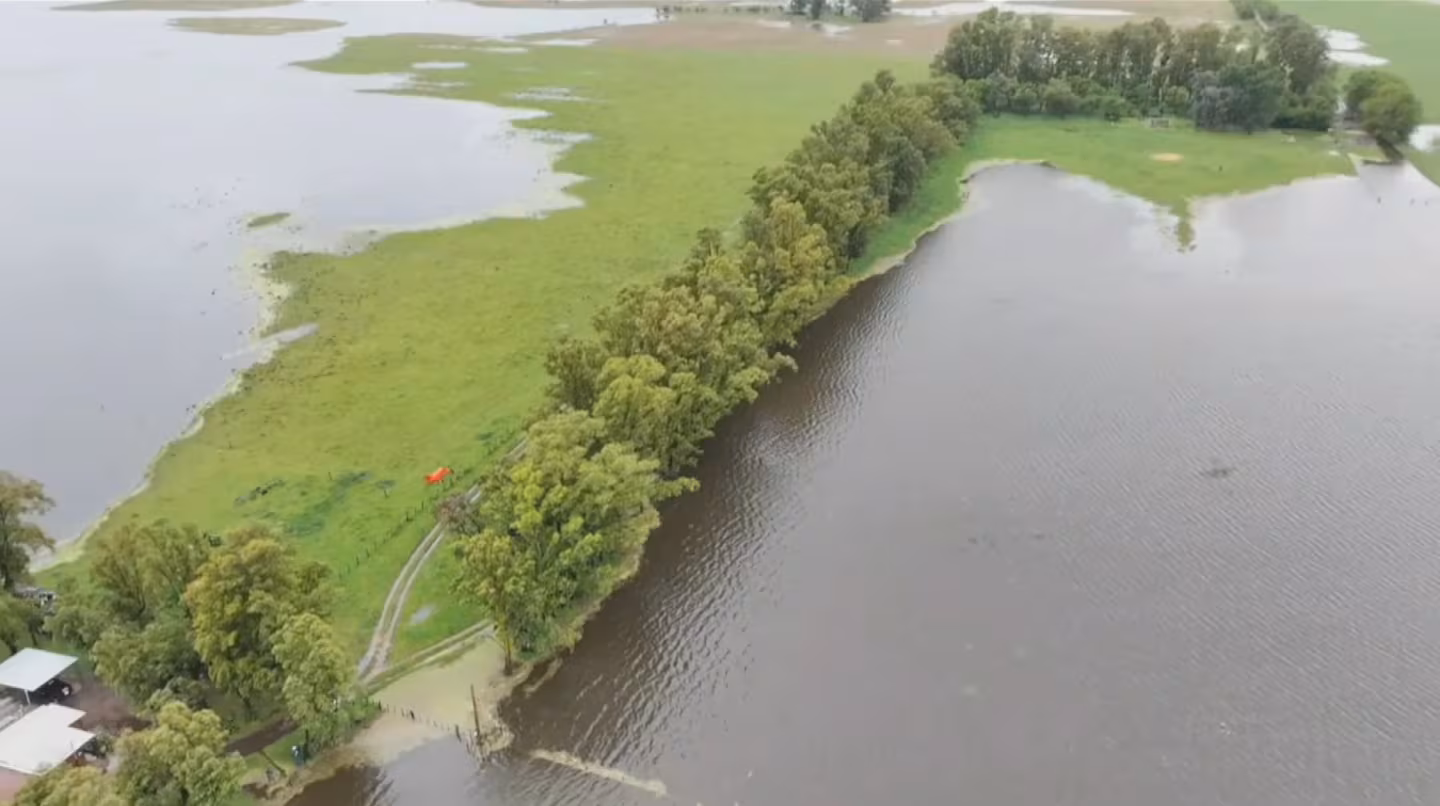 Algunas postales de la inundación de Bragado, que tiene en vilo a cientos de productores.