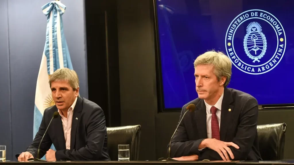 El ministro de Economía, Luis Caputo junto al titular del BCRA, Santiago Bausilli.