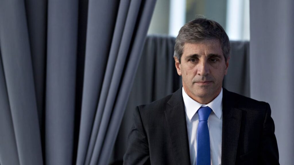 La caída del "rescate financiero" de los bancos estadounidenses pone en jaque a Caputo, en la previa de una nueva licitación.