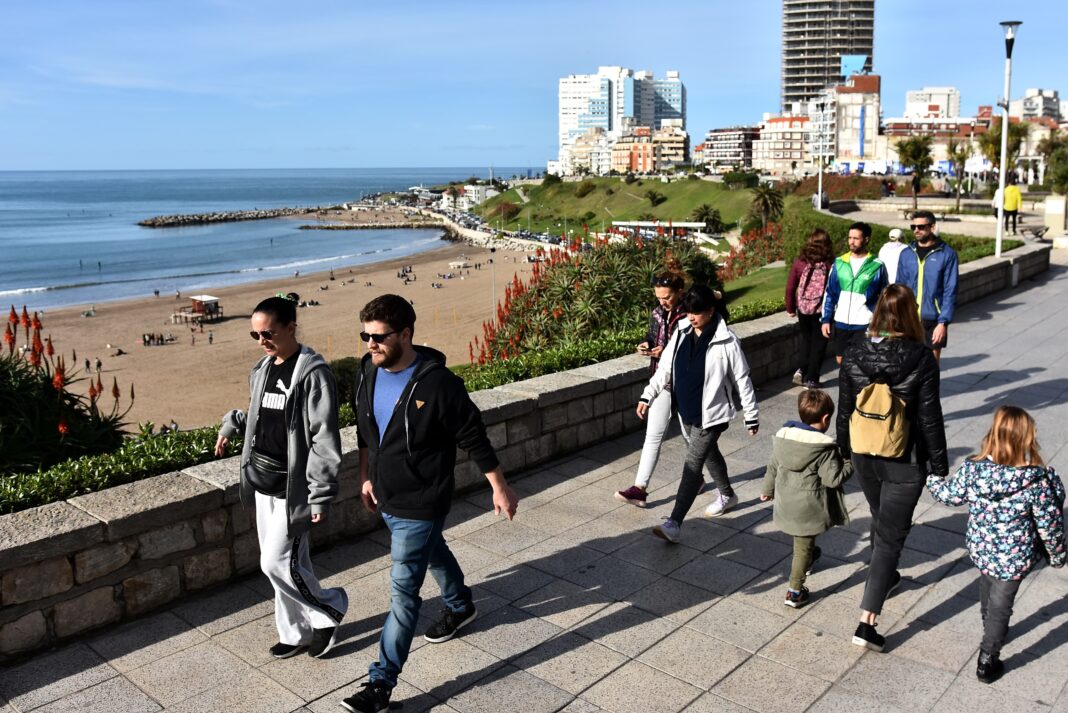 Mar del Plata espera un fin de semana largo con reservas hoteleras arriba del 70%, fuerte movimiento turístico y un clima estable sin lluvias.