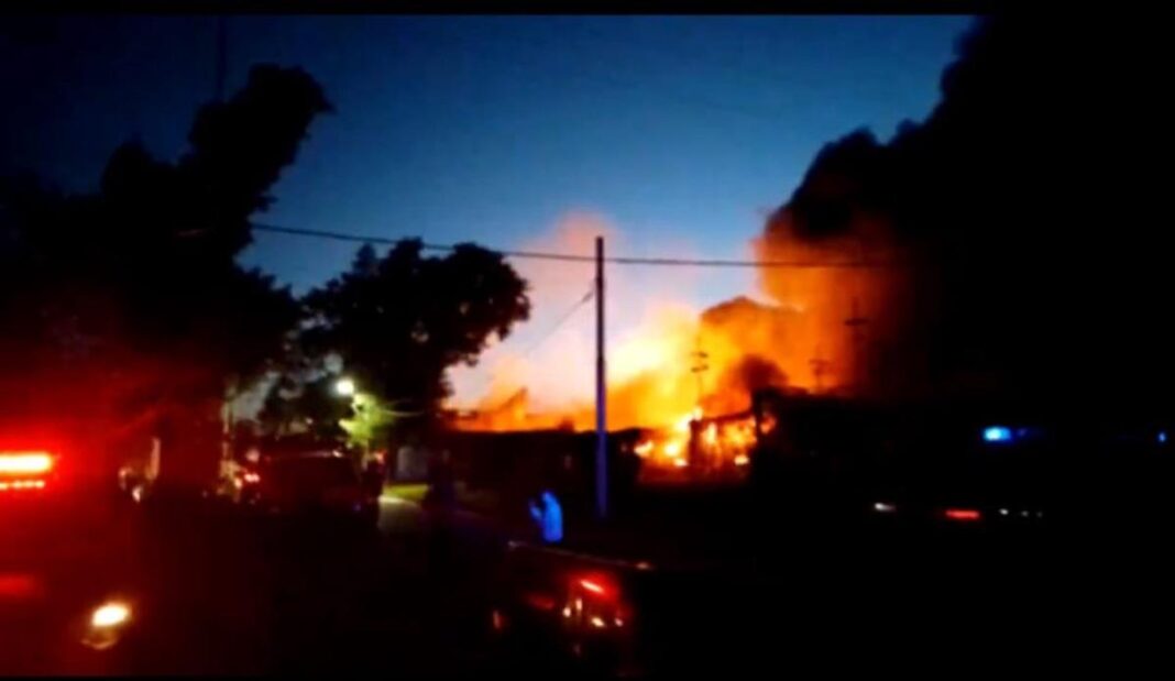 Un incendio de grandes proporciones se desató durante la madrugada de este lunes en la localidad de Villa Centenario, en Lomas de Zamora.
