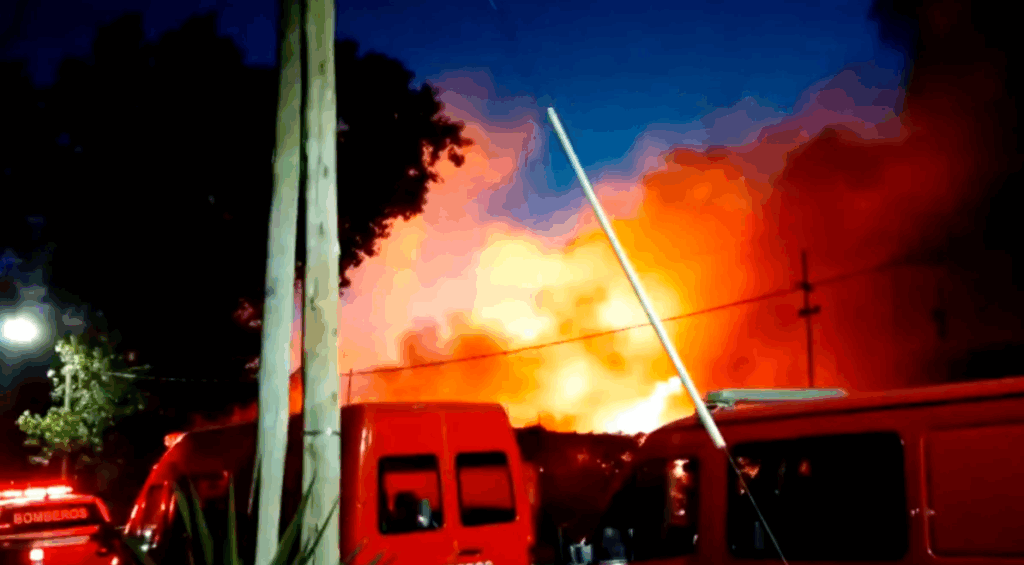 Un incendio de grandes proporciones se desató durante la madrugada de este lunes en la localidad de Villa Centenario, en Lomas de Zamora.