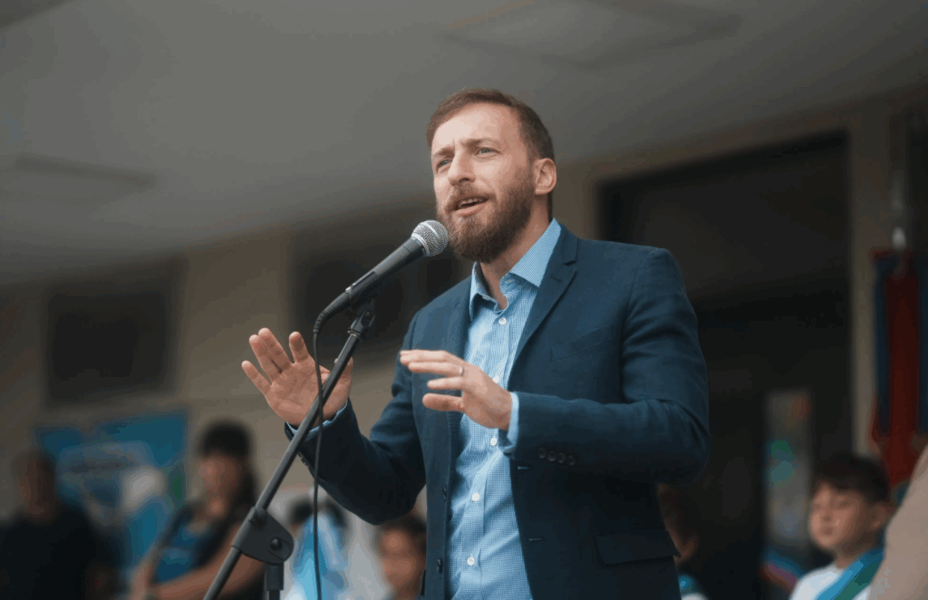 Un incendio de grandes proporciones se desató durante la madrugada de este lunes en la localidad de Villa Centenario, en Lomas de Zamora.