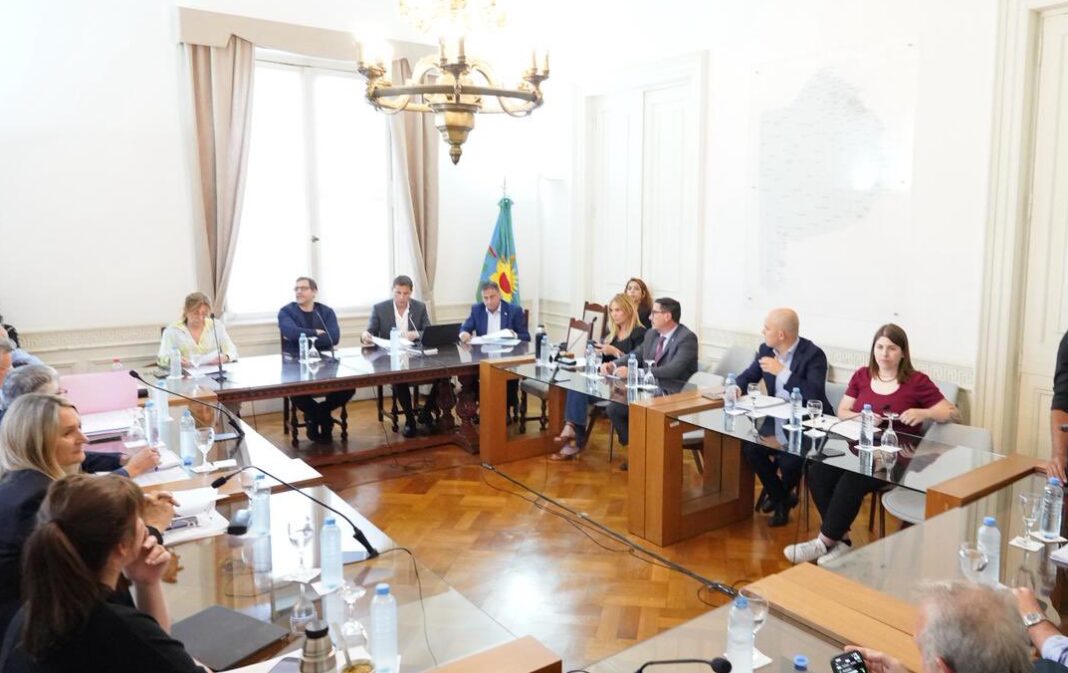 Un día previo a la sesión doble, el oficialismo buscará dictaminar este martes la solicitud del endeudamiento por USD 3.685 millones. Cómo viene el poroteo.