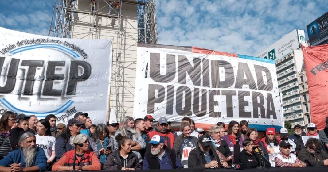 Organizaciones sociales y sindicales marchan a Trabajo por un aumento del salario mínimo, actualización de programas y bono de fin de año.