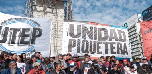 Organizaciones sociales y sindicales marchan a Trabajo por un aumento del salario mínimo, actualización de programas y bono de fin de año.