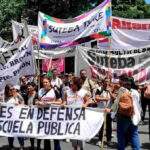 Docentes opositores marchan a la Legislatura para rechazar el Presupuesto de Axel Kicillof Docentes bonaerenses agrupados en Suteba Multicolor marchan a la Legislatura contra el Presupuesto 2026 y el endeudamiento de Axel Kicillof.