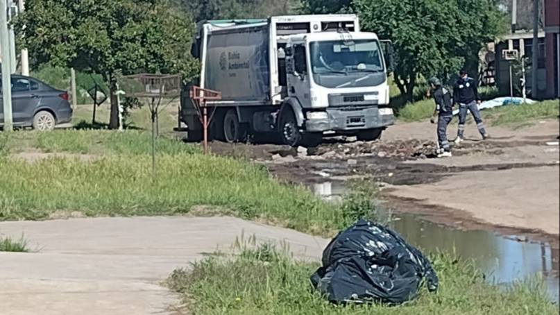 Bahía Blanca: vecinos de Villa Esperanza reclaman por el anegamiento de las calles y el impacto en la recolección de residuos.