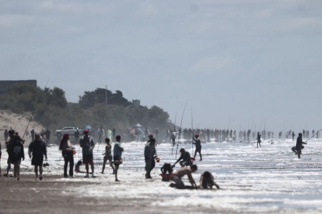 El partido de La Costa informó que en el fin de semana largo arribaron a la localidad más de 160.000 turistas.