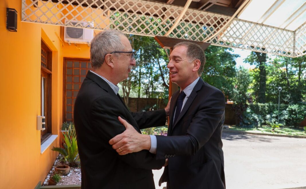 En el marco de las negociaciones por el Presupuesto 2026, el ministro del Interior, Diego Santilli, visitó al gobernador de Misiones, Hugo Passalacqua.