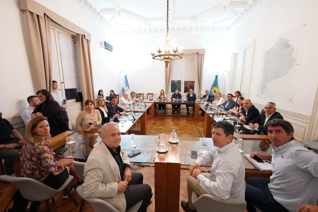 El peronismo logró desencallar la negociación del Presupuesto 2026 con la oposición y evitó el naufragio de la sesión doble de la Legislatura bonaerense.