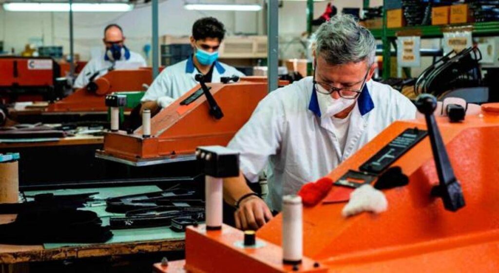 A pesar de la mejora económica que indica el INDEC, las pymes alertan por la caída del consumo interno y la crisis que atraviesa al sector productivo nacional.