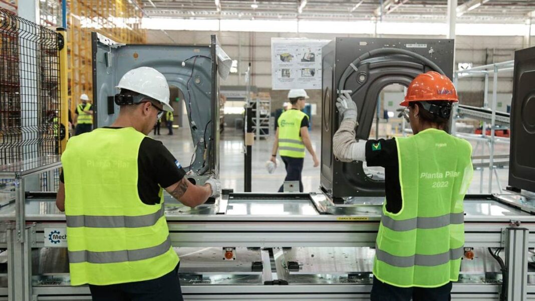 La empresa de electrodomésticos Whirlpool cerró de manera sorpresiva su planta en el Parque Industrial de Pilar y despidió a 220 trabajadores.