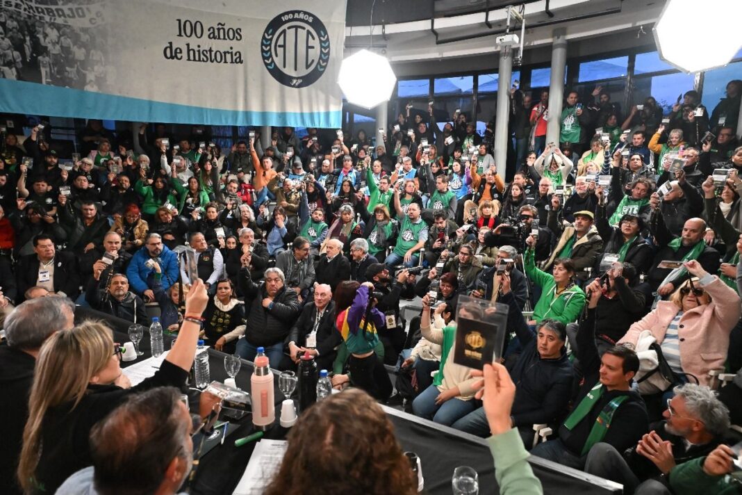 La Asociación Trabajadores del Estado (ATE) encabeza un plenario en San Luis para definir medidas de fuerza contra la reforma laboral del Gobierno nacional.