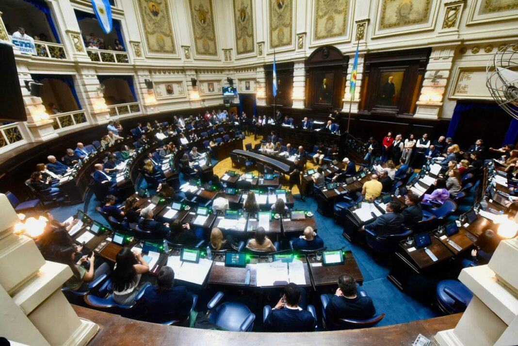 La Legislatura bonaerense iba a tener esta tarde su sesión doble en ambas Cámaras para votar el Presupuesto 2026, pero la negociación se truncó.