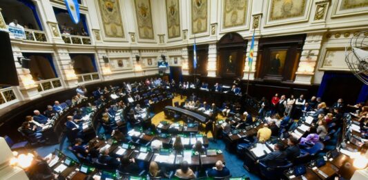 La Legislatura bonaerense iba a tener esta tarde su sesión doble en ambas Cámaras para votar el Presupuesto 2026, pero la negociación se truncó.