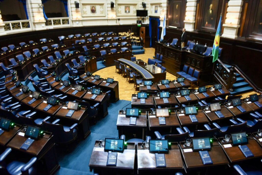 El Gobierno bonaerense bajó del temario de la sesión doble el pedido de endeudamiento a la espera de generar acuerdos con la oposición. Los detalles.