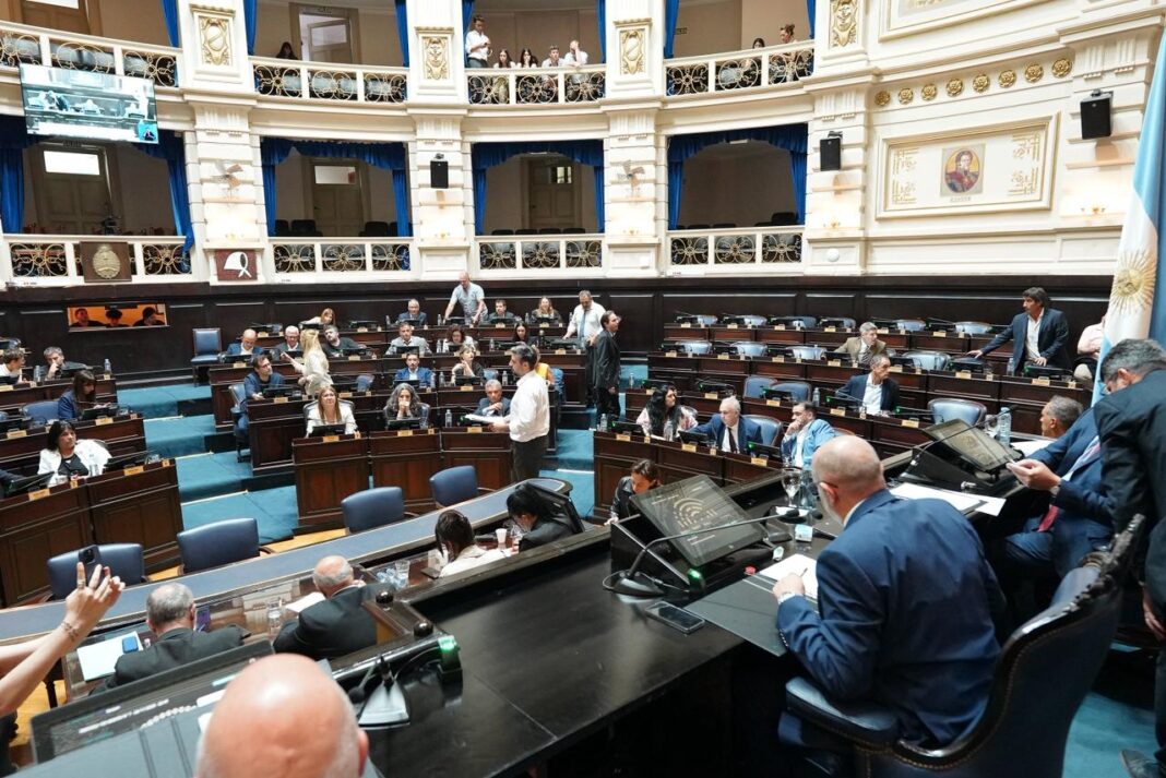 En una jornada donde primaron las negociaciones por el endeudamiento, finalmente la Legislatura bonaerense sancionó la Ley Impositiva 2026. Los detalles.
