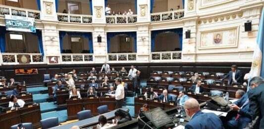 En una jornada donde primaron las negociaciones por el endeudamiento, finalmente la Legislatura bonaerense sancionó la Ley Impositiva 2026. Los detalles.