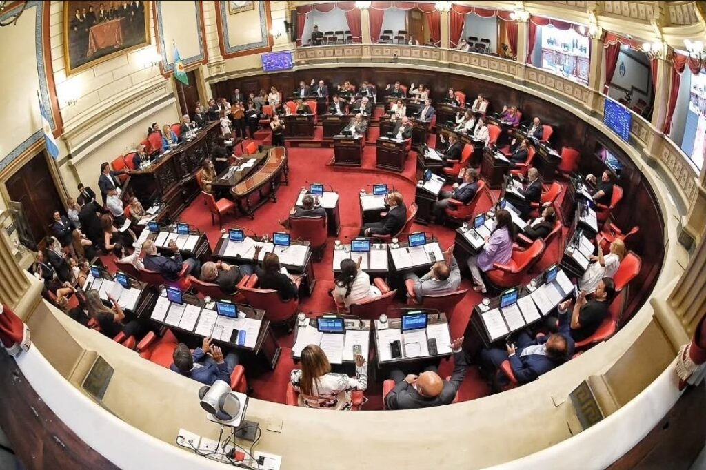 Tras la media sanción en Diputados, el Senado cerró la maratónica jornada en la Legislatura bonaerense con la aprobación del Presupuesto 2026 y la Ley Impositiva. 