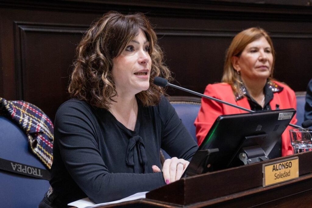 La diputada bonaerense de Unión por la Patria, Soledad Alonso, principal impulsora del reconocimiento póstumo al escritor Julio Godio.