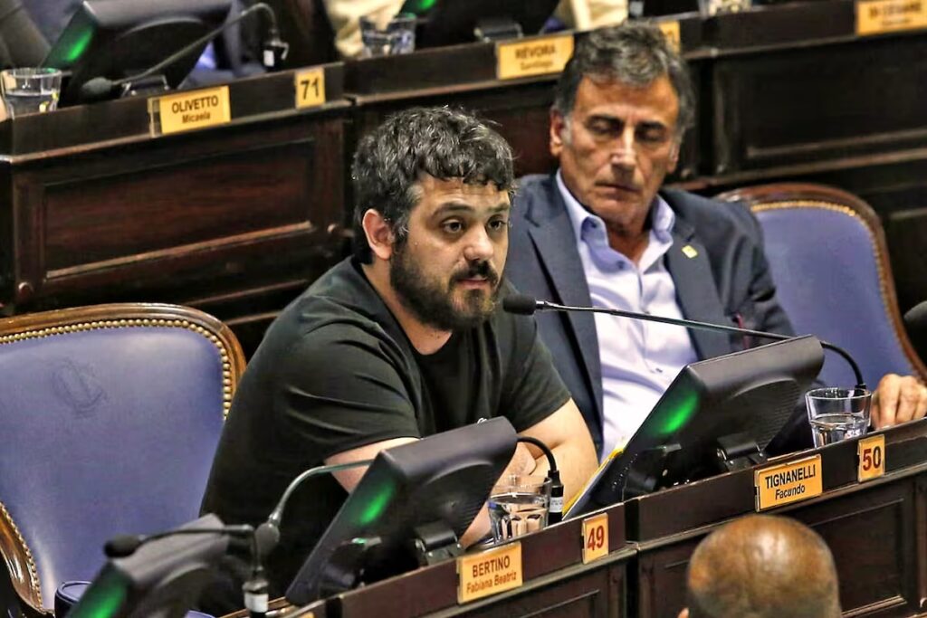 La Cámara de Diputados bonaerense levantó la sesión por falta de quorum y el Senado evalúa autoconvocarse a extraordinarias por el endeudamiento.
