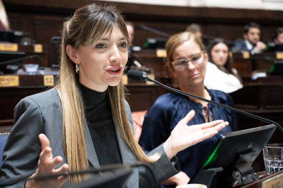 El diputado bonaerense, Luciano Bugallo, salió a cuestionar el proyecto de su par, Lucía Klug, que propone crear la “Tasa Ambiental sobre el Metano en Buenos Aires” .