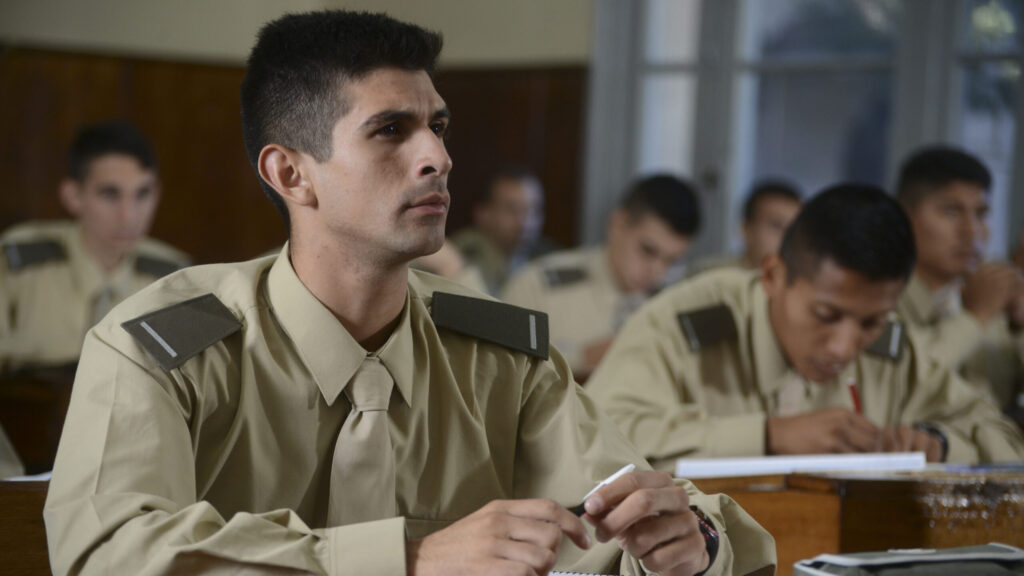 Maximiliano Abad propone "mejorar la calidad profesional" de las Fuerzas Armadas con un incentivo salarial para los militares que completen estudios terciarios, universitarios y postgrados. 