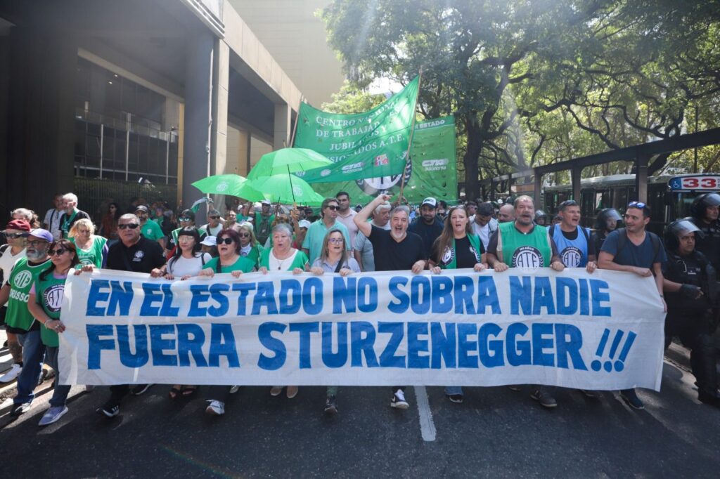 
ATE cruzó a Federico Sturzenegger por el posible recorte de la planta estatal y advirtió que puede adelantar el paro nacional. 