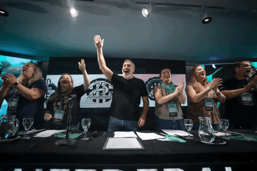 La Asociación de Trabajadores del Estado (ATE) advirtió que podría adelantar el paro nacional contra la reforma laboral si el Gobierno avanza con nuevos despidos.