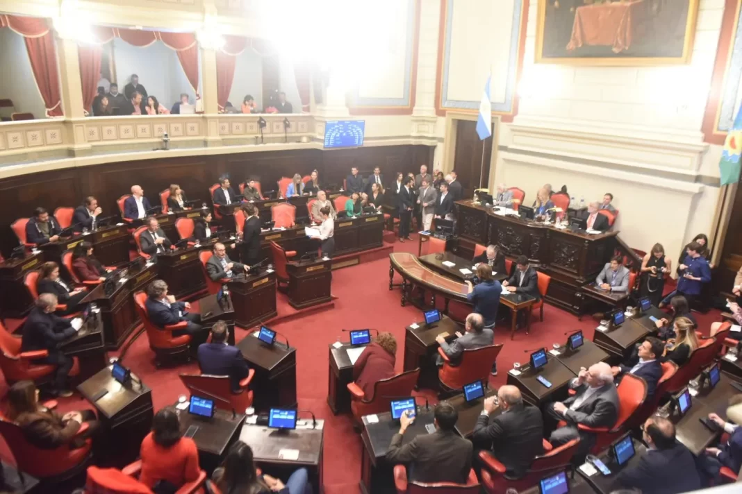 El Senado bonaerense aprobó tres expropiaciones claves para cooperativas, asociaciones civiles y acceso a la justicia, y le pasó dos nuevas iniciativas a Diputados.