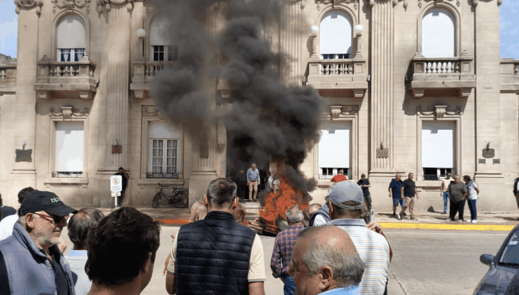 En septiembre pasado, un centenar de productores de 9 de Julio exigieron respuestas al gobierno de María José Gentile por el estado de los caminos rurales.