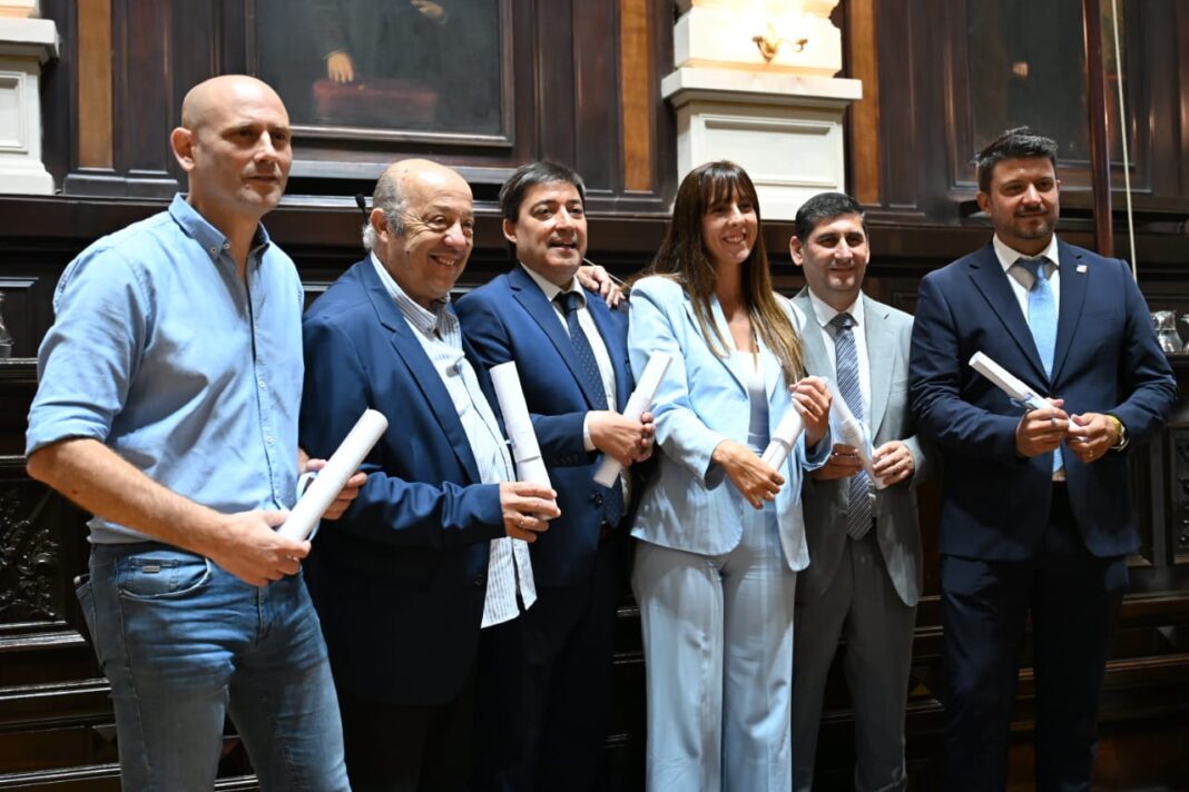 La Junta Electoral bonaerense entregó en la Legislatura bonaerense los diplomas a los diputados y senadores electos en los comicios del 7 de septiembre.