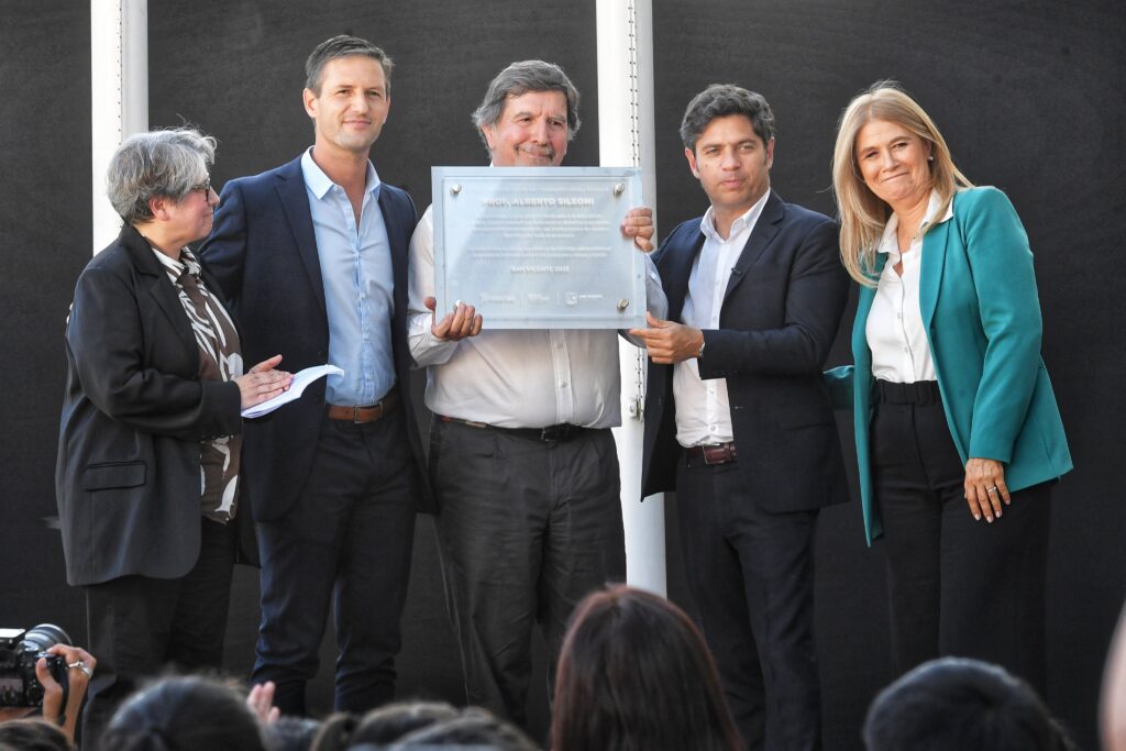 Tras la jura de la nueva directora General de Cultura y Educación, Kicillof y Magario le entregaron un reconocimiento a Alberto Sileoni, el funcionario saliente. 