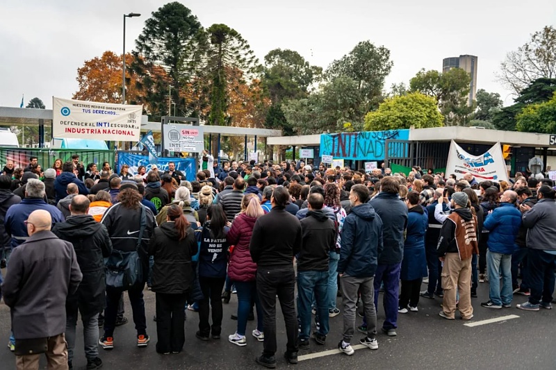 En medio del desguace del INTI, trabajadores autoconvocados protagonizaron una jornada de extrema tensión con las fuerzas de seguridad al avanzar por la General Paz.