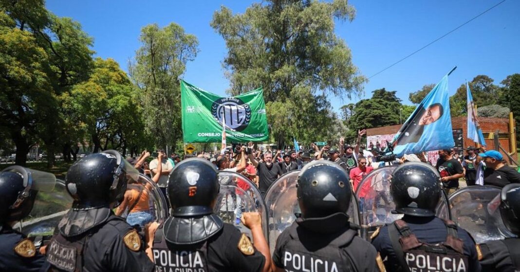 En medio del desguace del INTI, trabajadores autoconvocados protagonizaron una jornada de extrema tensión con las fuerzas de seguridad al avanzar por la General Paz.