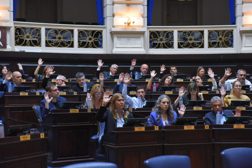 En la madrugada del jueves, la Legislatura bonaerense sancionó la solicitud de endeudamiento del gobernador Axel Kicillof por más de USD 3.500 millones.