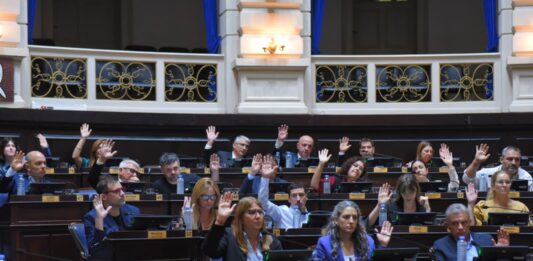 En la madrugada del jueves, la Legislatura bonaerense sancionó la solicitud de endeudamiento del gobernador Axel Kicillof por más de USD 3.500 millones.